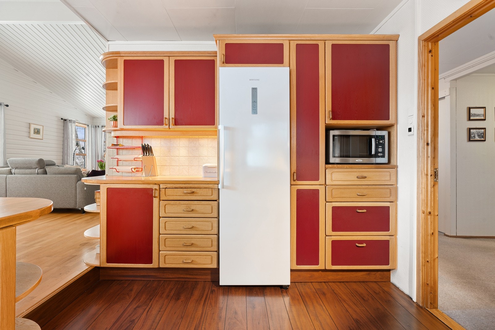 Romslig kjøkken med rikelig skap-, skuffe- og benkeplass - plass til stort kjøleskap Galleribilde