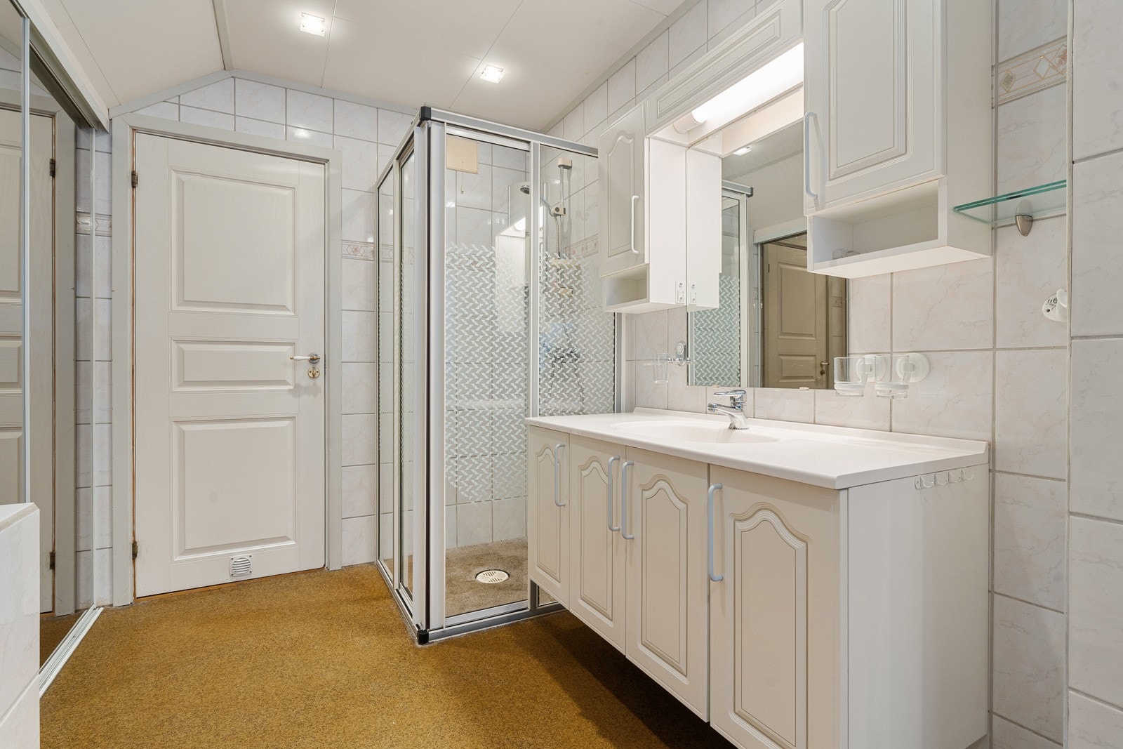 Romslig bad med boblebad og dusj. Galleribilde