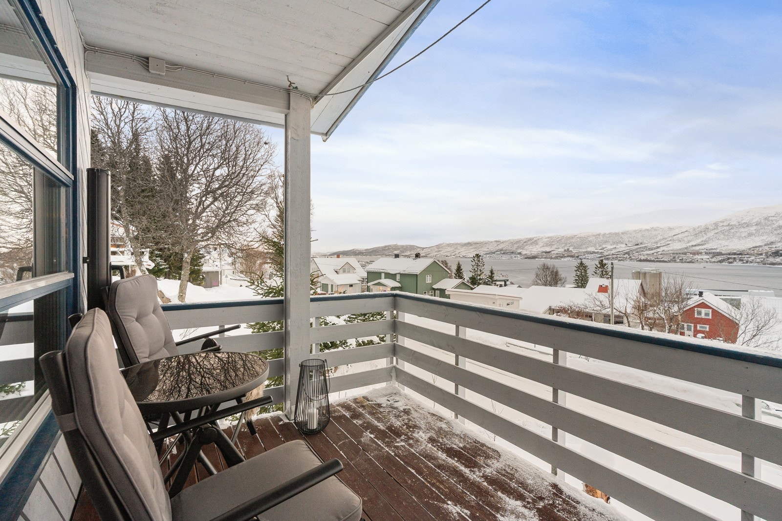 Overbygd balkong med plass til både utemøbler og grill Galleribilde