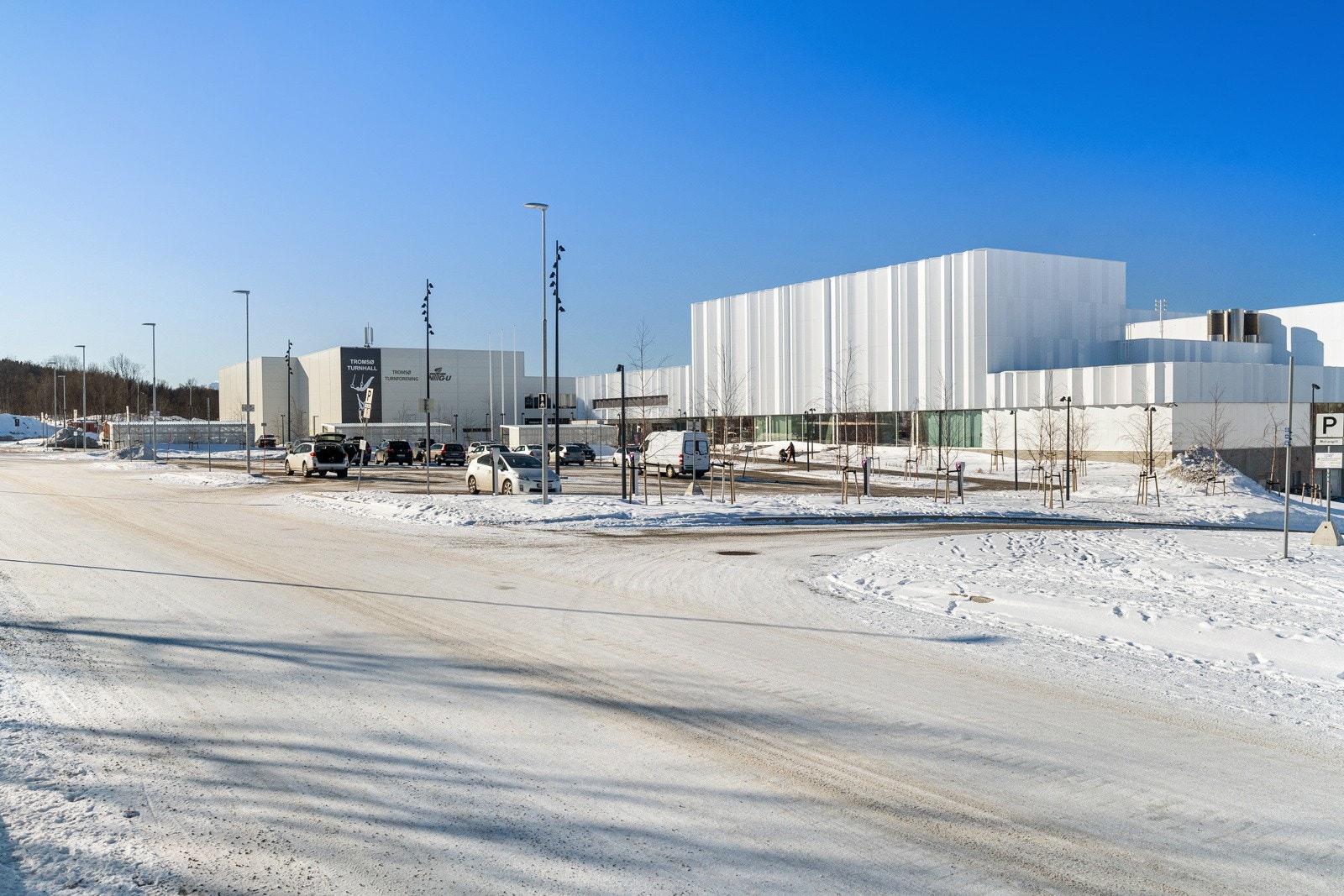 Det er kort vei til sko, barnehage og aktivitetstilbud, samt Tromsøbadet Galleribilde