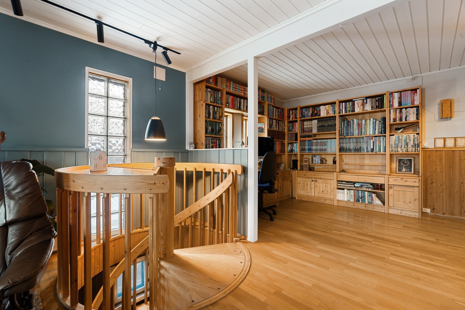 Fra stue går det en trapp ned til peisstue Galleribilde