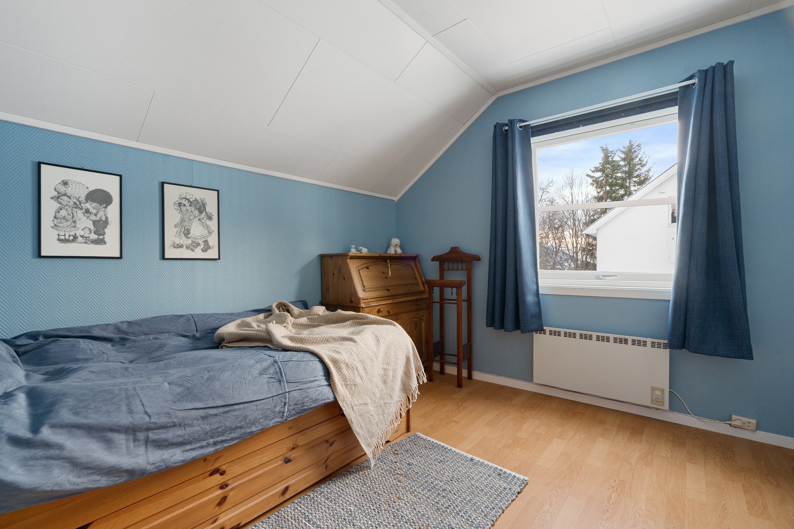 Det er tre soverom i andre plan og ett i første plan! Alle soverom er av god størrelse Galleribilde