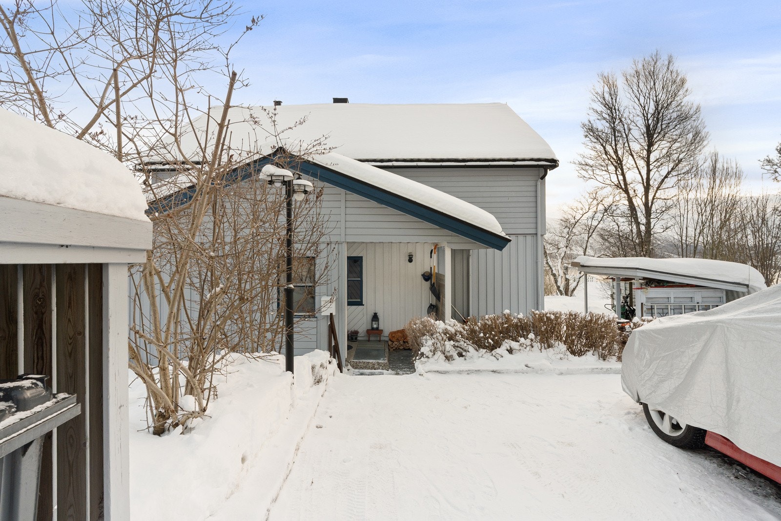 To gårdsplasser med gode parkeringsmuligheter - praktisk og lettvint for både beboere og gjester Galleribilde