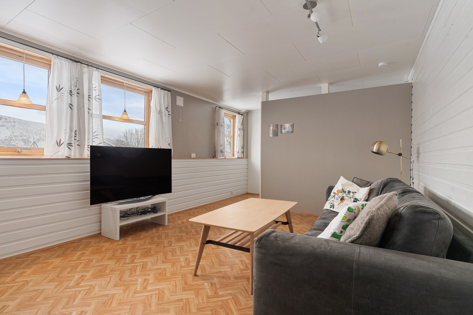 Deler av sokkeletasje er utleid som en del av egen bolig kr 13000/mnd. Galleribilde