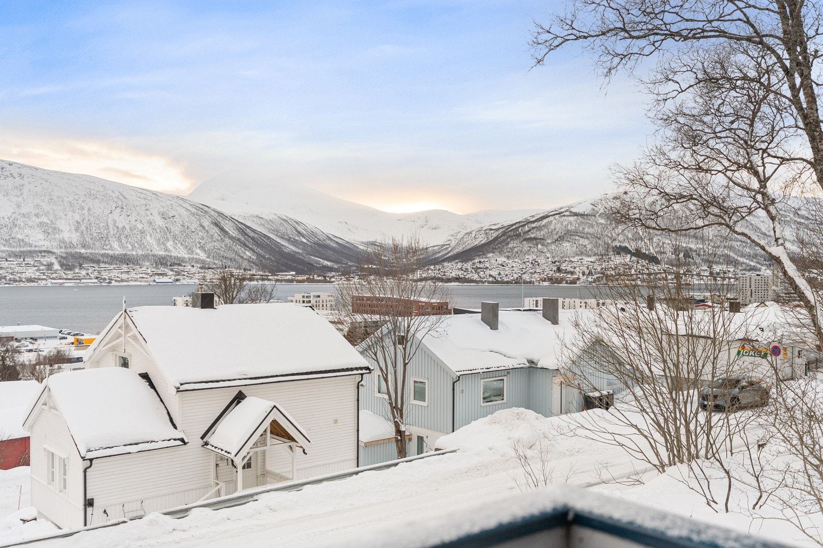 Eiendommen ligger fint til med nydelig utsikt mot Tromsøysundet, fastlandet og Fjellheisen! Galleribilde