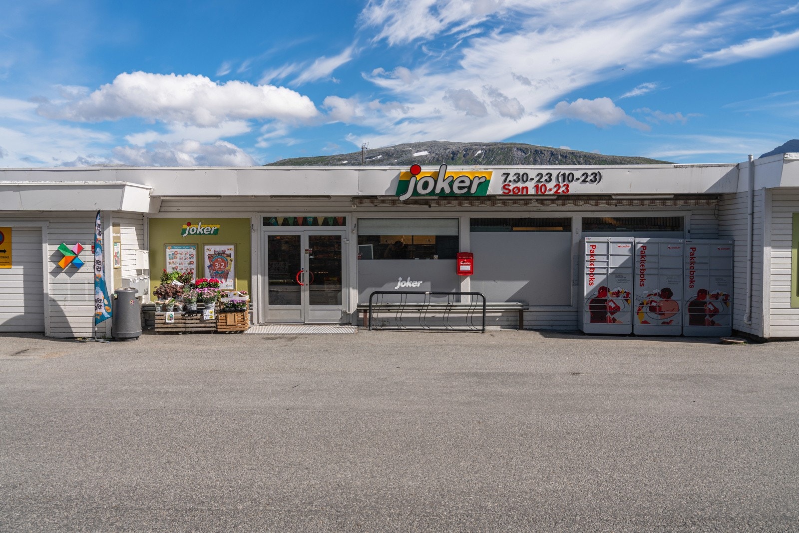 Det er kort vei til flere dagligvarebutikker. Nærmeste butikken er Joker, som ligger i umiddelbar nærhet! Galleribilde