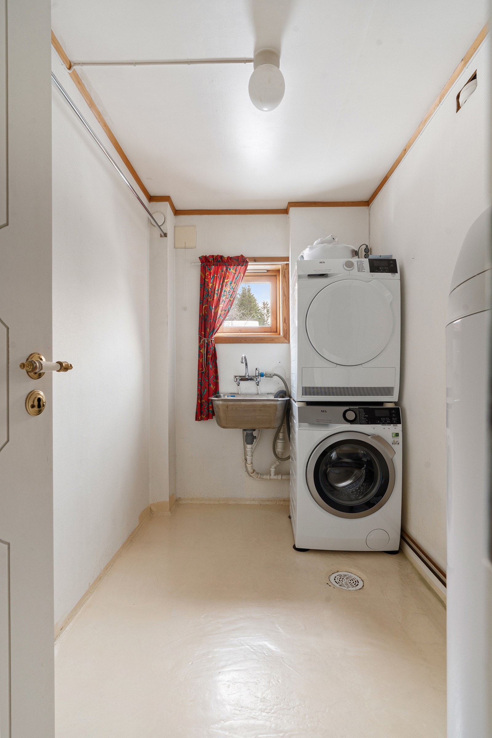 Separat vaskerom (tidligere bad) med skyllekum og opplegg for vaskemaskin Galleribilde
