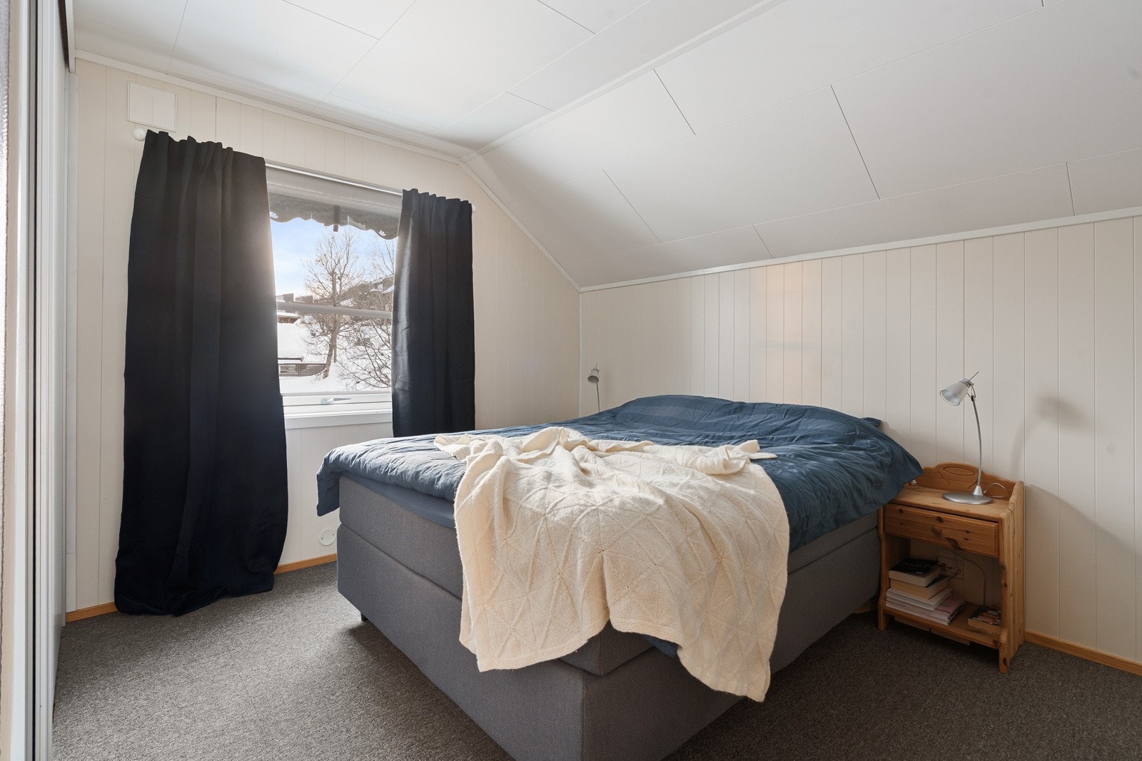 Soverom 2 med garderobeskap Galleribilde