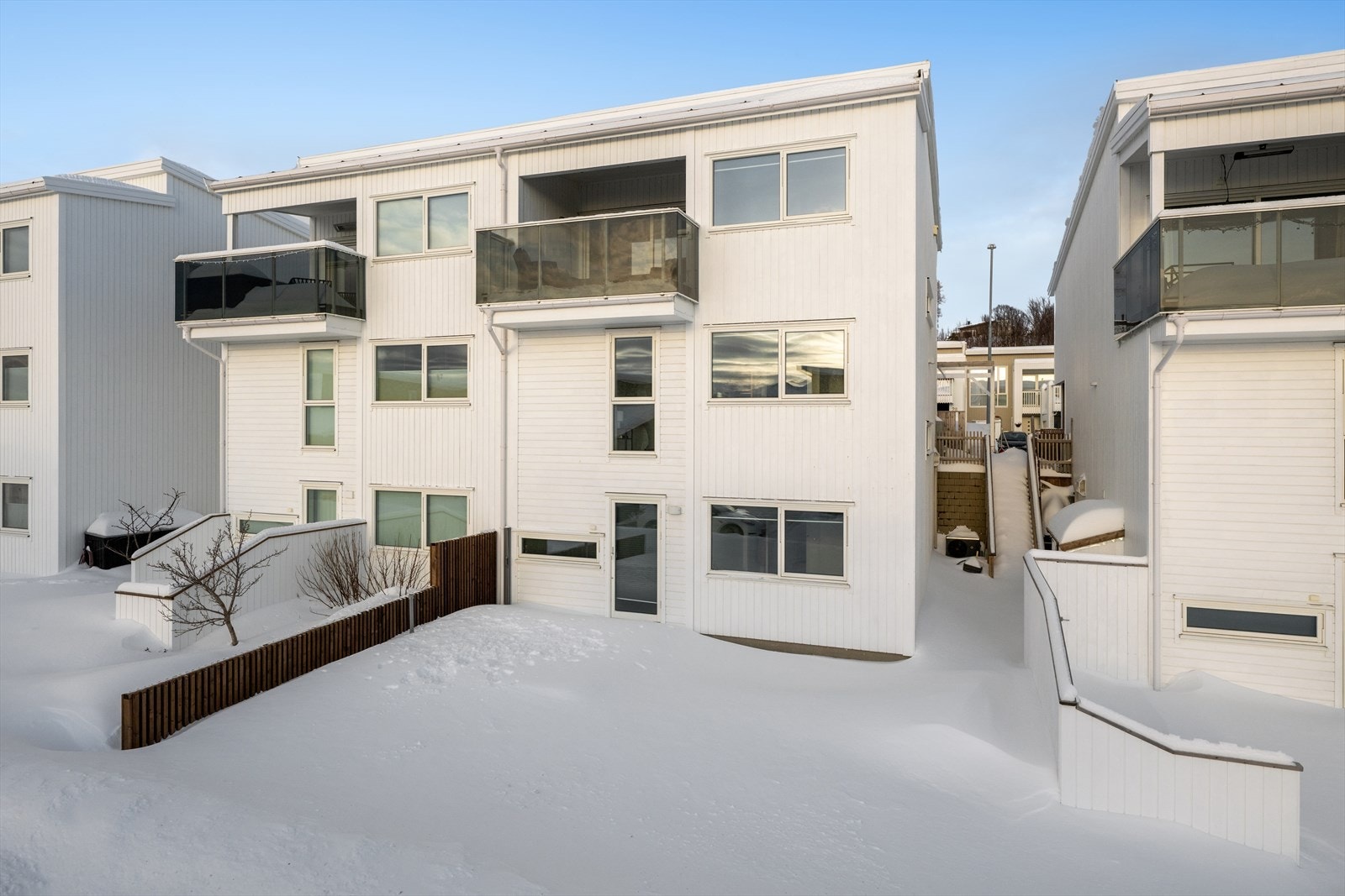 Uteområde i front av boligen. Utgang fra soverom i kjeller. Galleribilde