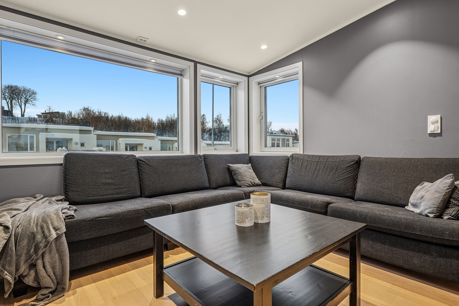 Gode vindusflater sørger for at rommet får godt med naturlig lys. Galleribilde