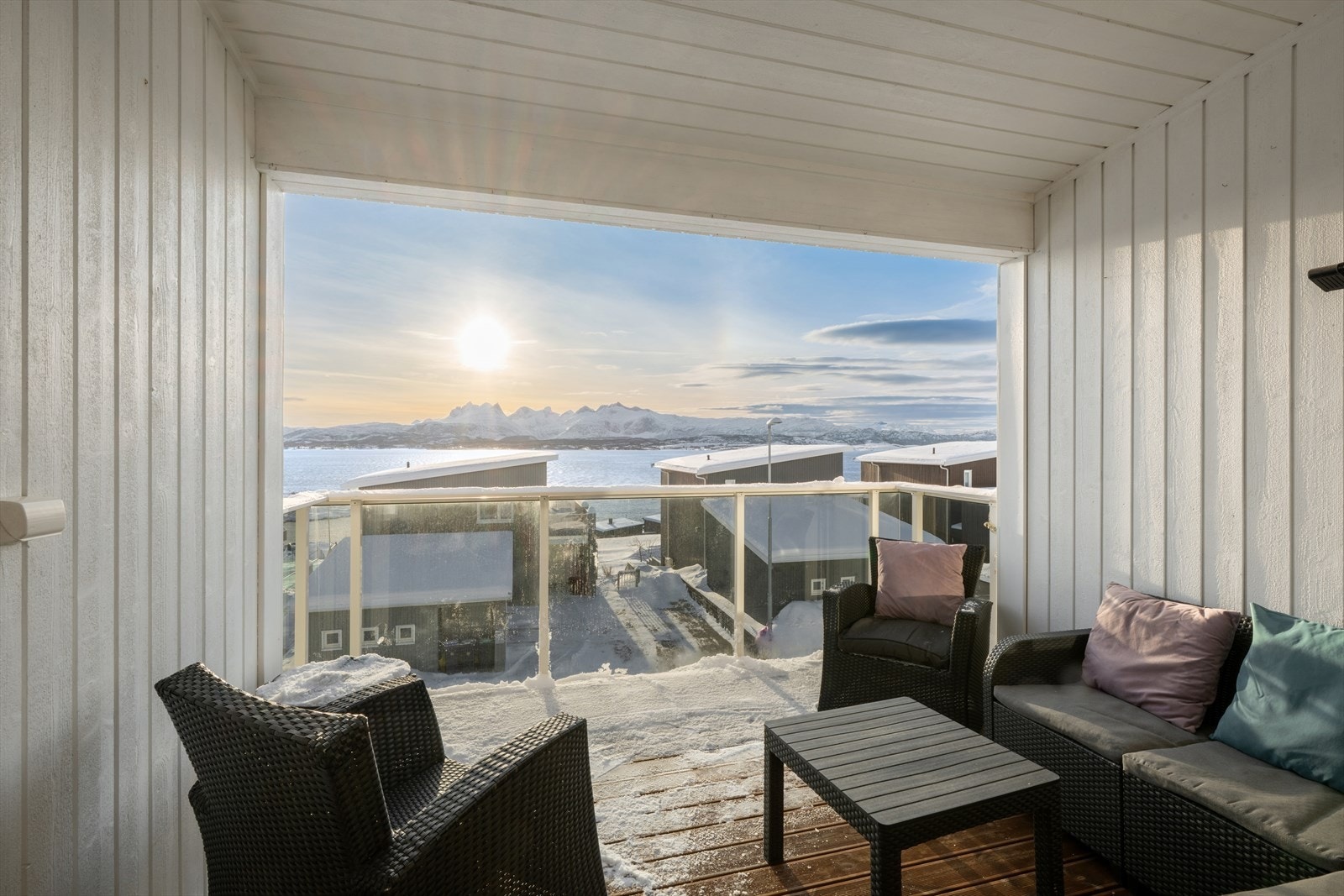 Takoverbygget terrasse med glassrekkverk Galleribilde