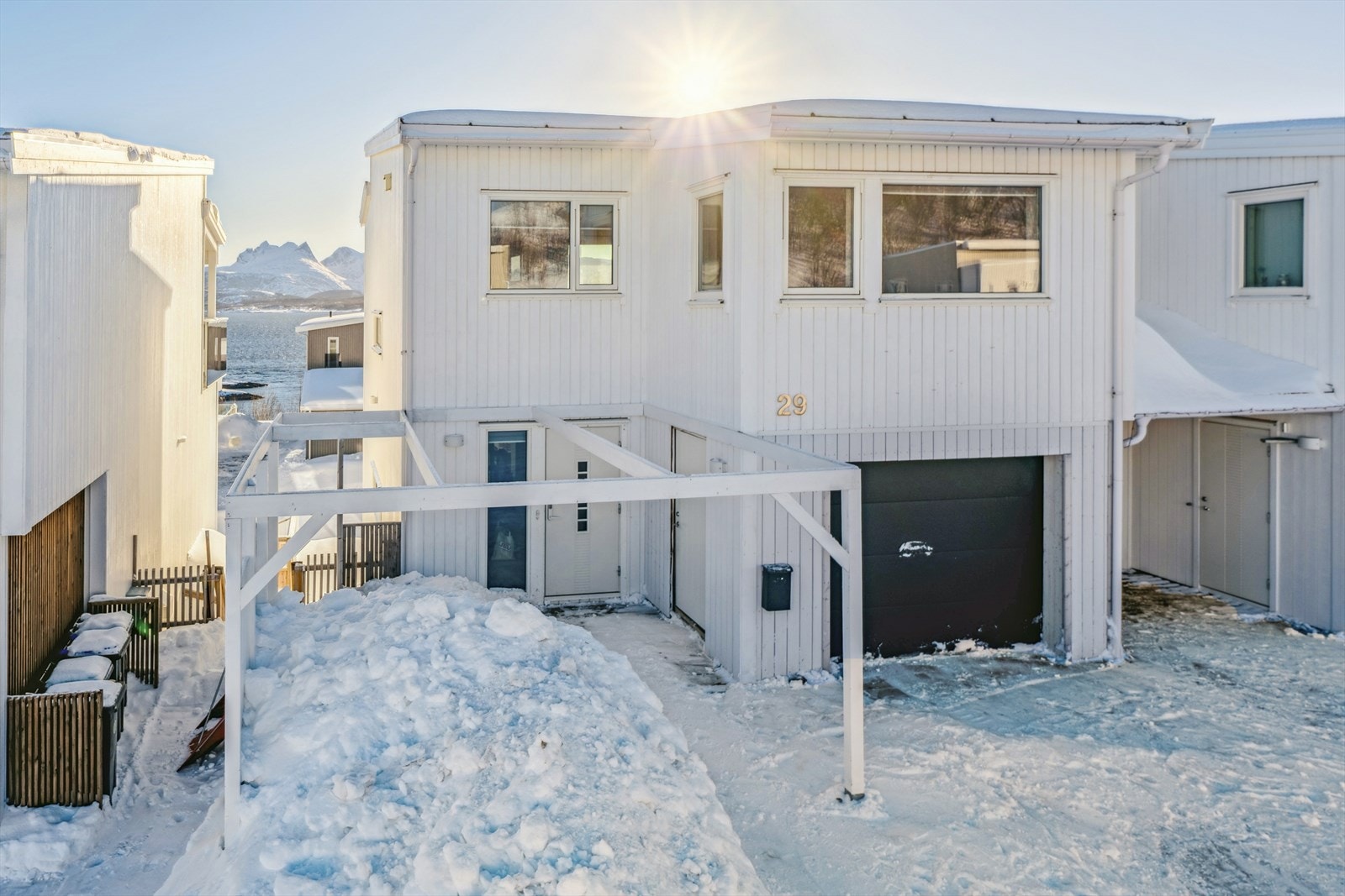 DNB Eiendom v/Andreas Johnsen har gleden av å presentere Hesthaugen 29 - Nyere og moderne halvpart av tomannsbolig fra 2016 i attraktive Mørkvedbukta. Galleribilde