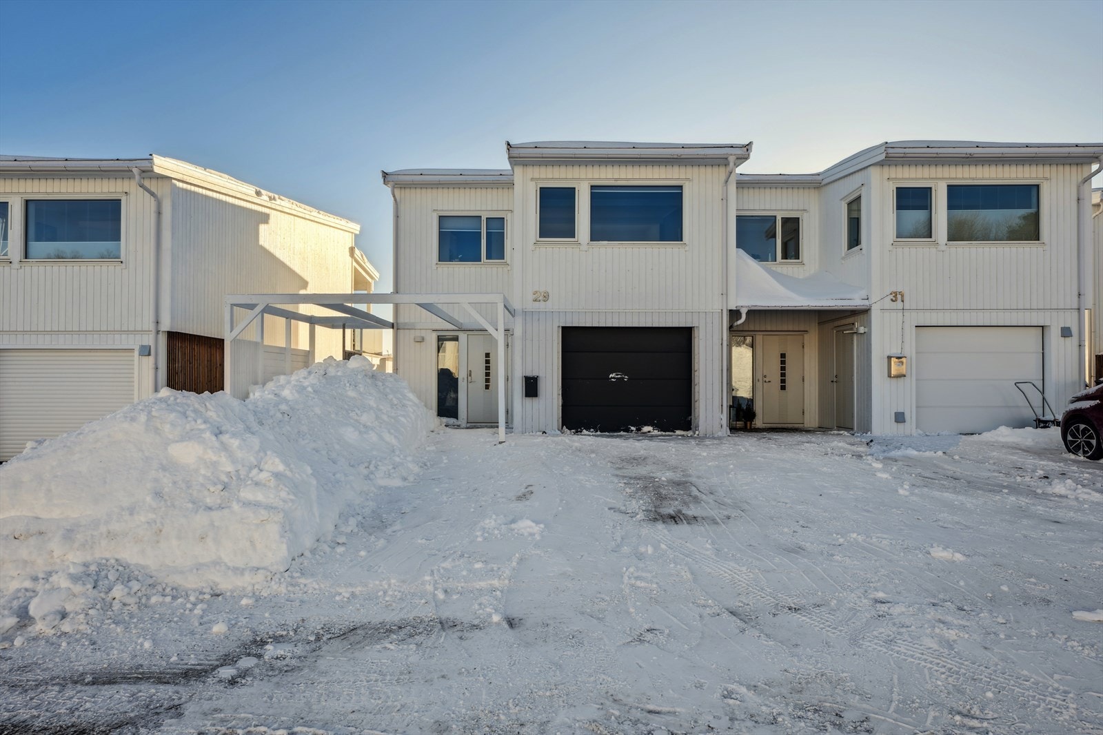 Parkering i garasje samt på romslig gårdsplass. Galleribilde