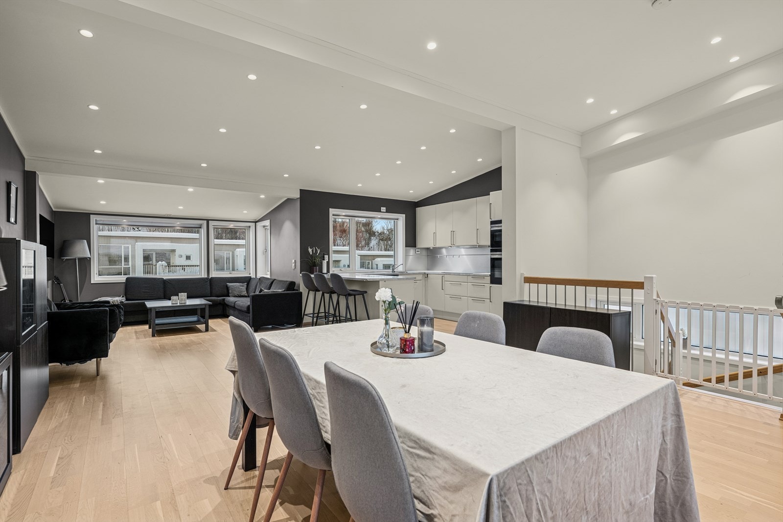 Vi beveger oss opp en etasje og starter i et luftig og innbydende stue/kjøkken-område. Galleribilde