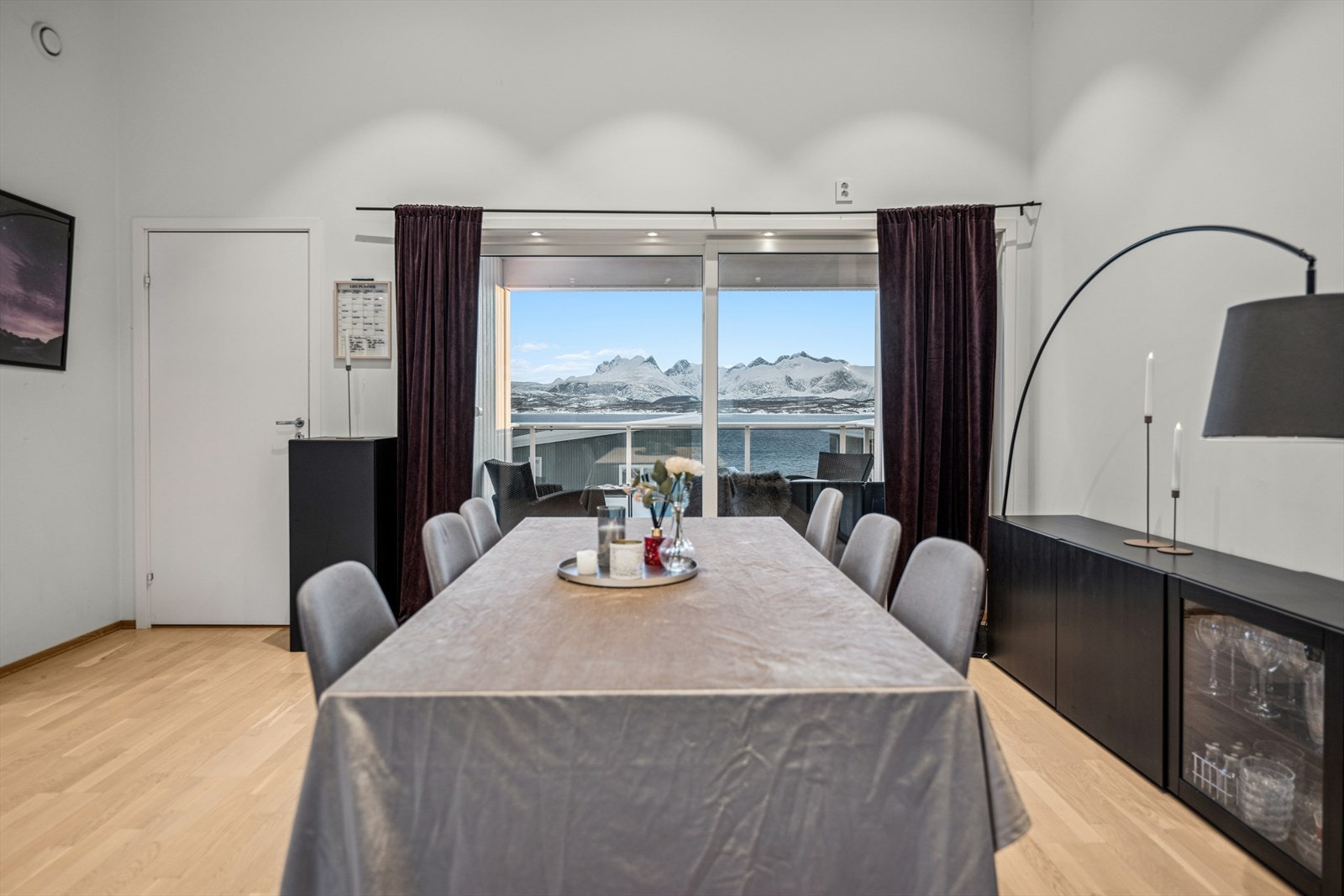 Videre utgang til overbygget balkong fra stue. Galleribilde