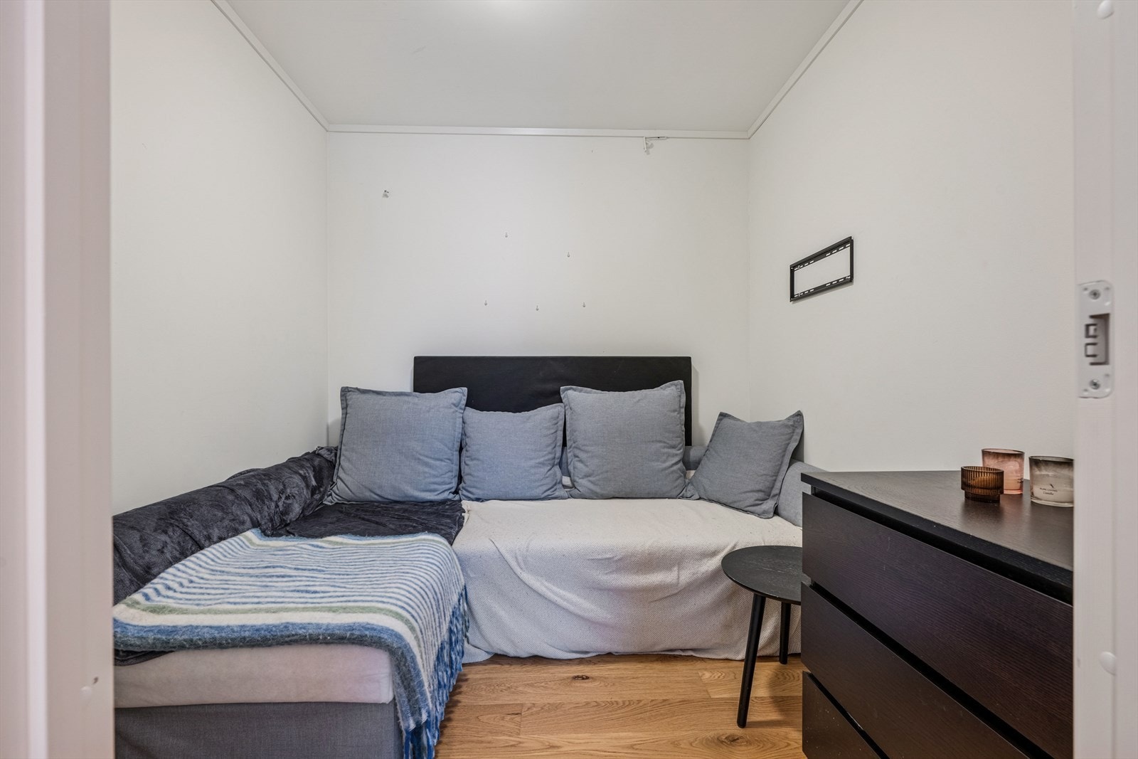 Praktisk walk-in garderobe med plass for smarte løsninger. Galleribilde