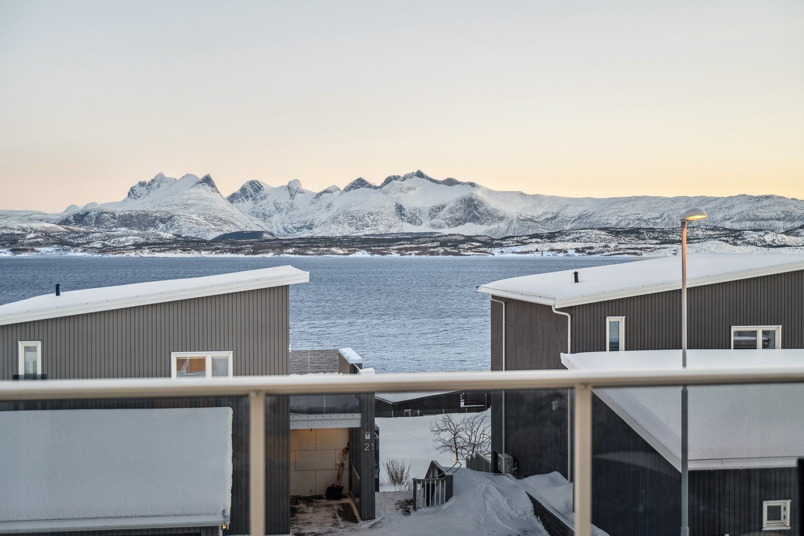 Her kan en nyte lange soldager sammen med fabelaktig utsikt mot fjord og fjell. Galleribilde
