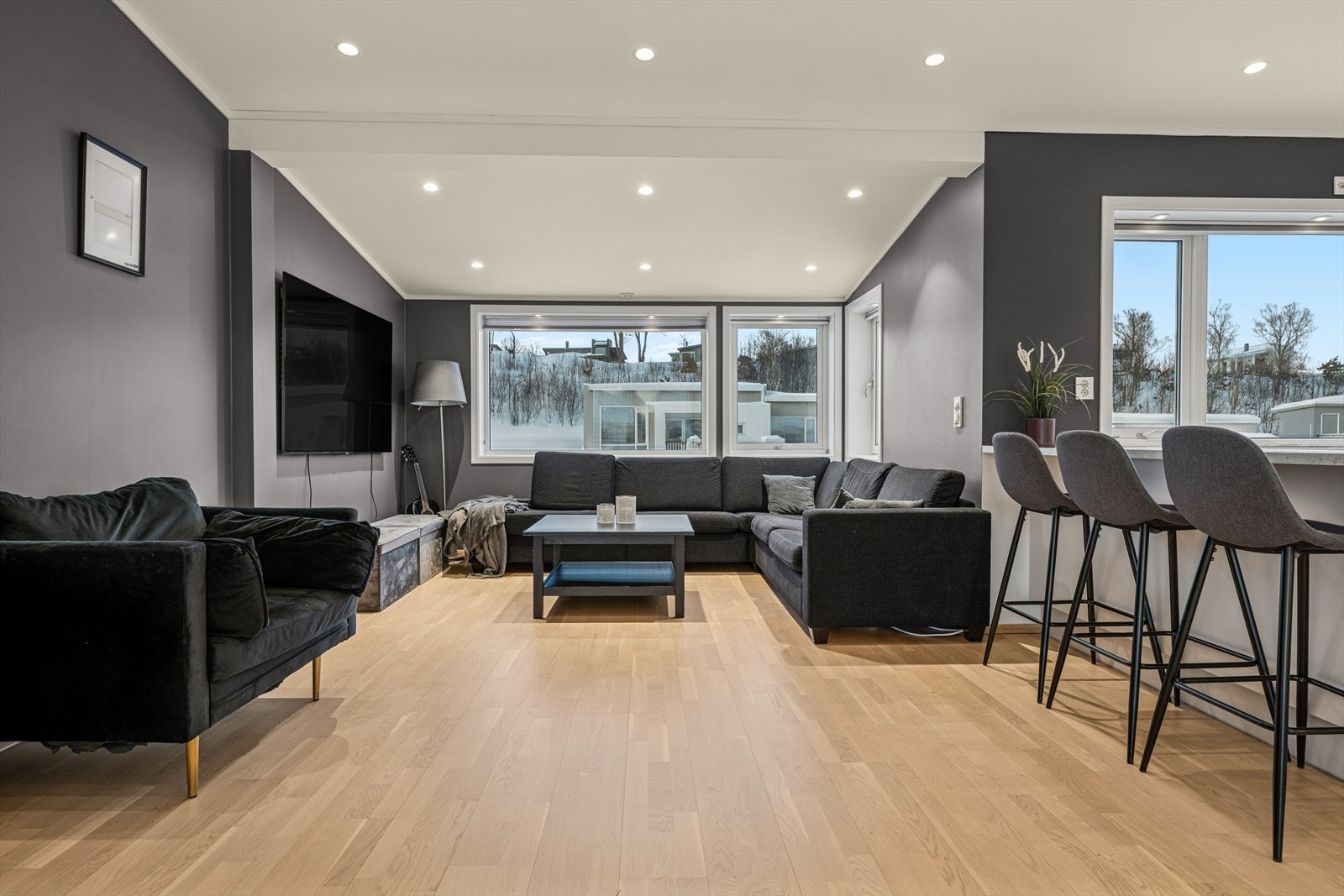 Sofakroken finner fort sin naturlige plass i rommet, og tv-en kan med fordel plasseres mot/på vegg. Galleribilde