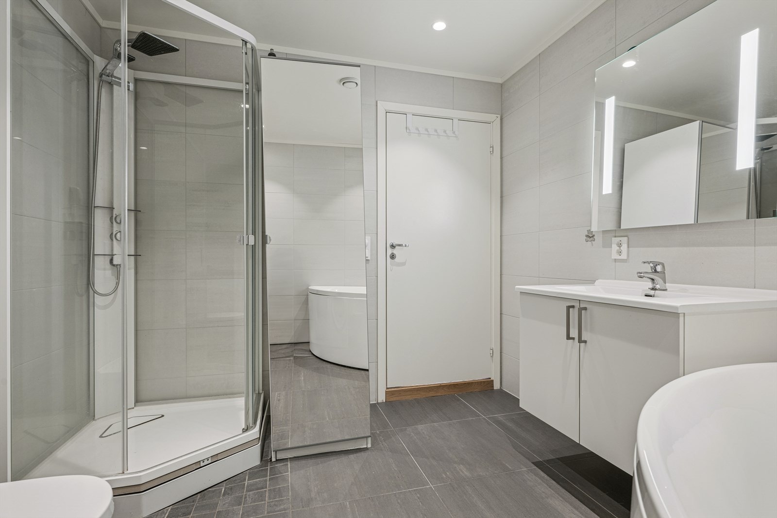 Badet har også dusjkabinett. Det er varme i gulv. Galleribilde