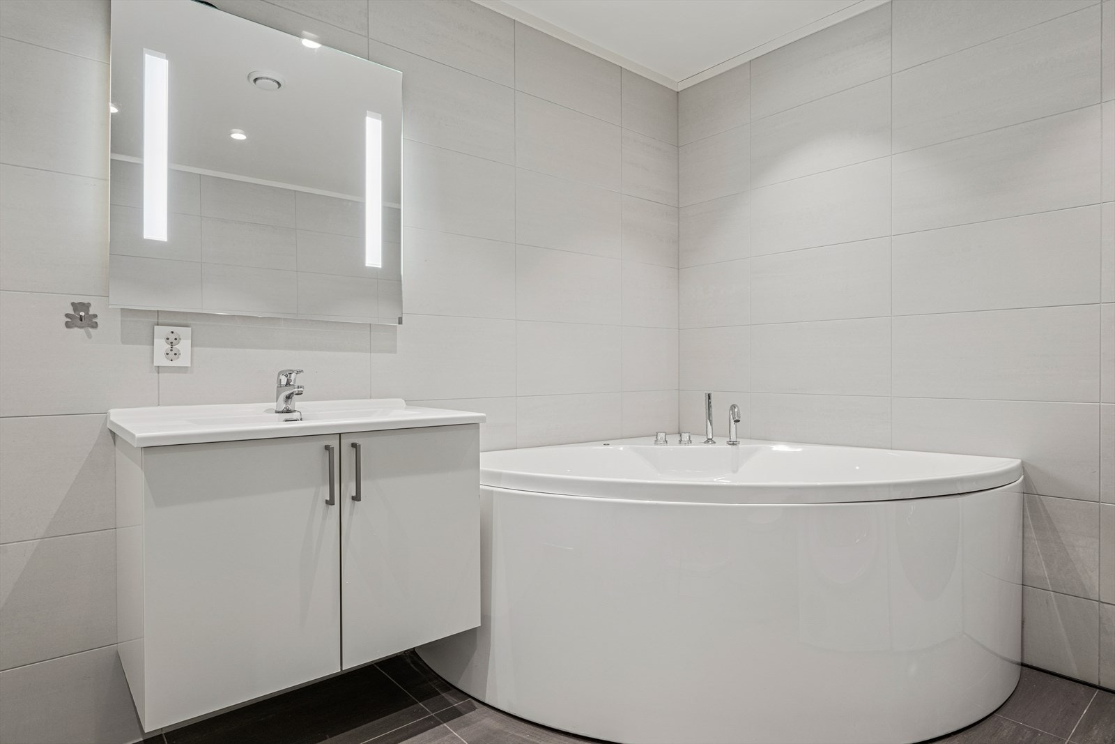 Herlig badekar og lys baderomsinnredning. Galleribilde