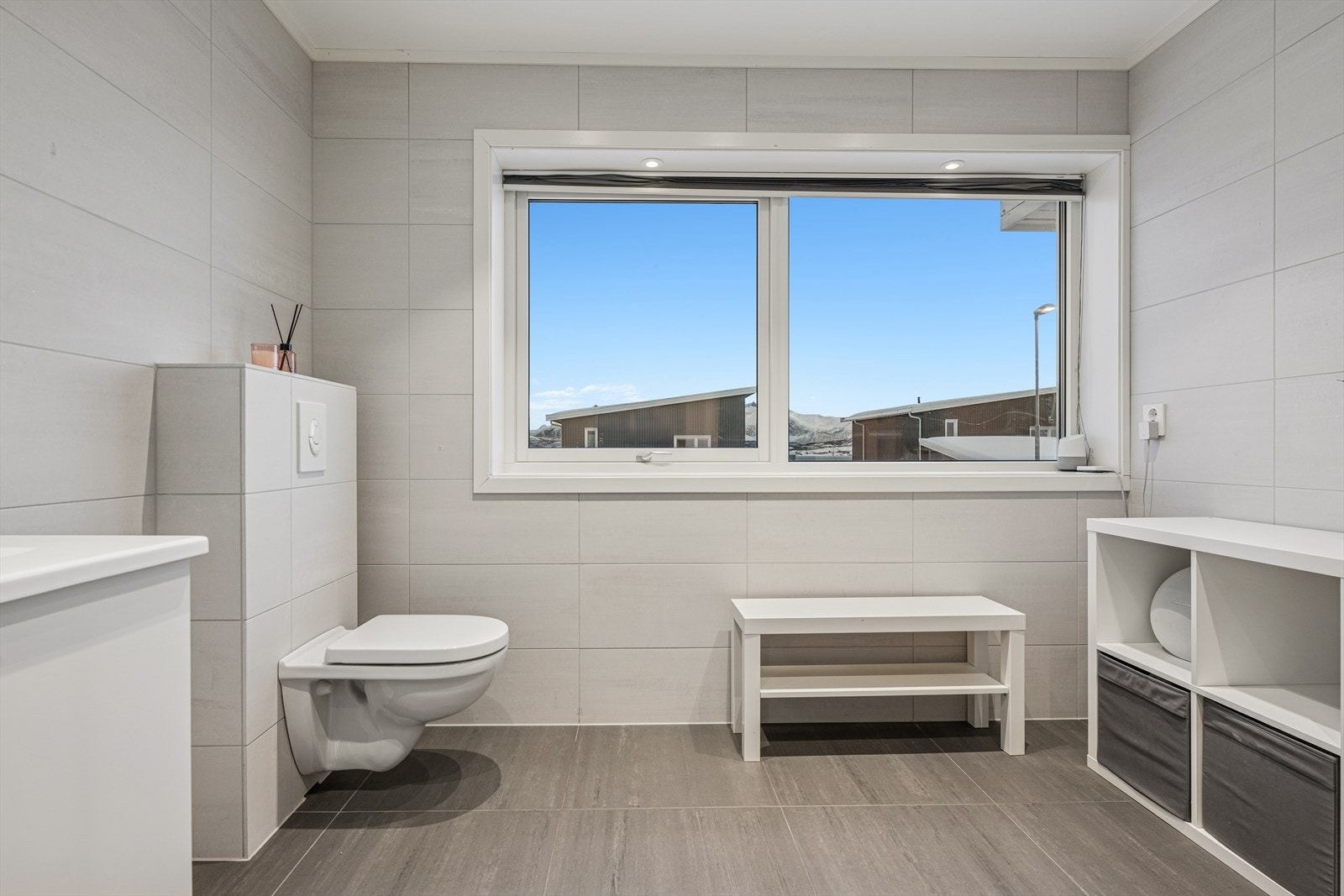 Vegghengt toalett. Det er varme i gulv. Galleribilde