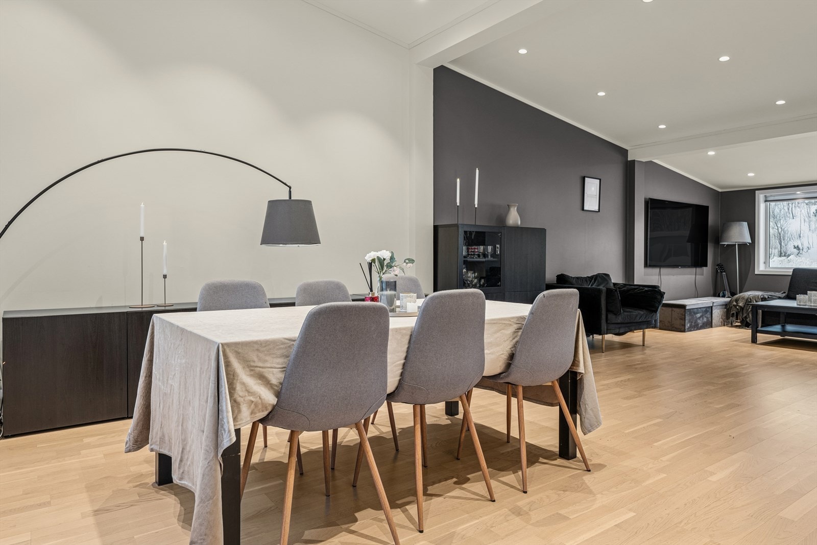 Spisegruppen tar plass i egen sone og inviterer til sosiale og hyggelige måltider med kjente og kjære. Galleribilde