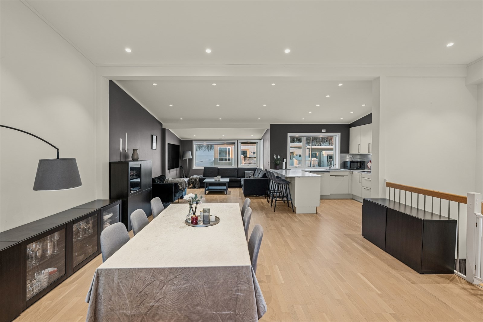 Utstrakt bruks av downlights i tak. Balansert ventilasjon sørger for et godt inneklima året rundt. Galleribilde