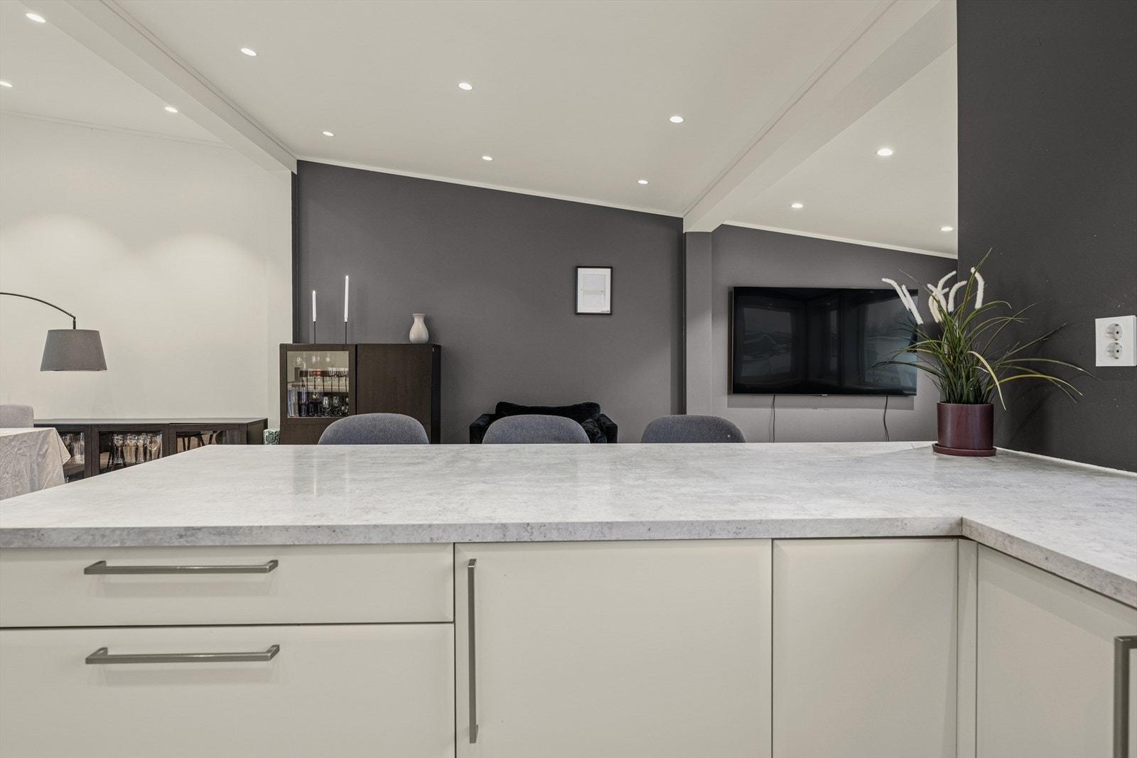 Integrert platetopp, 2 stk. stekeovner, oppvaskmaskin og kjøl/frys. Alt i alt et svært funksjonelt og godt kjøkken. Galleribilde