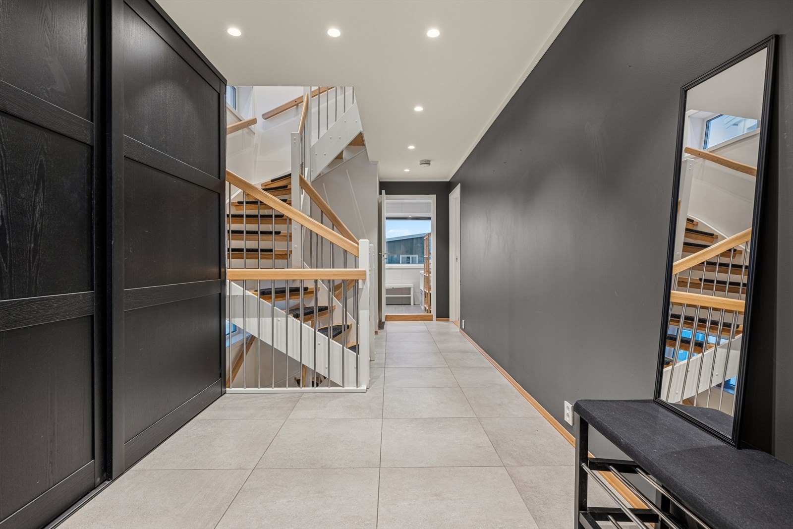 Lys og romslig entré med stor innebygget skyvedørsgarderobe. Galleribilde