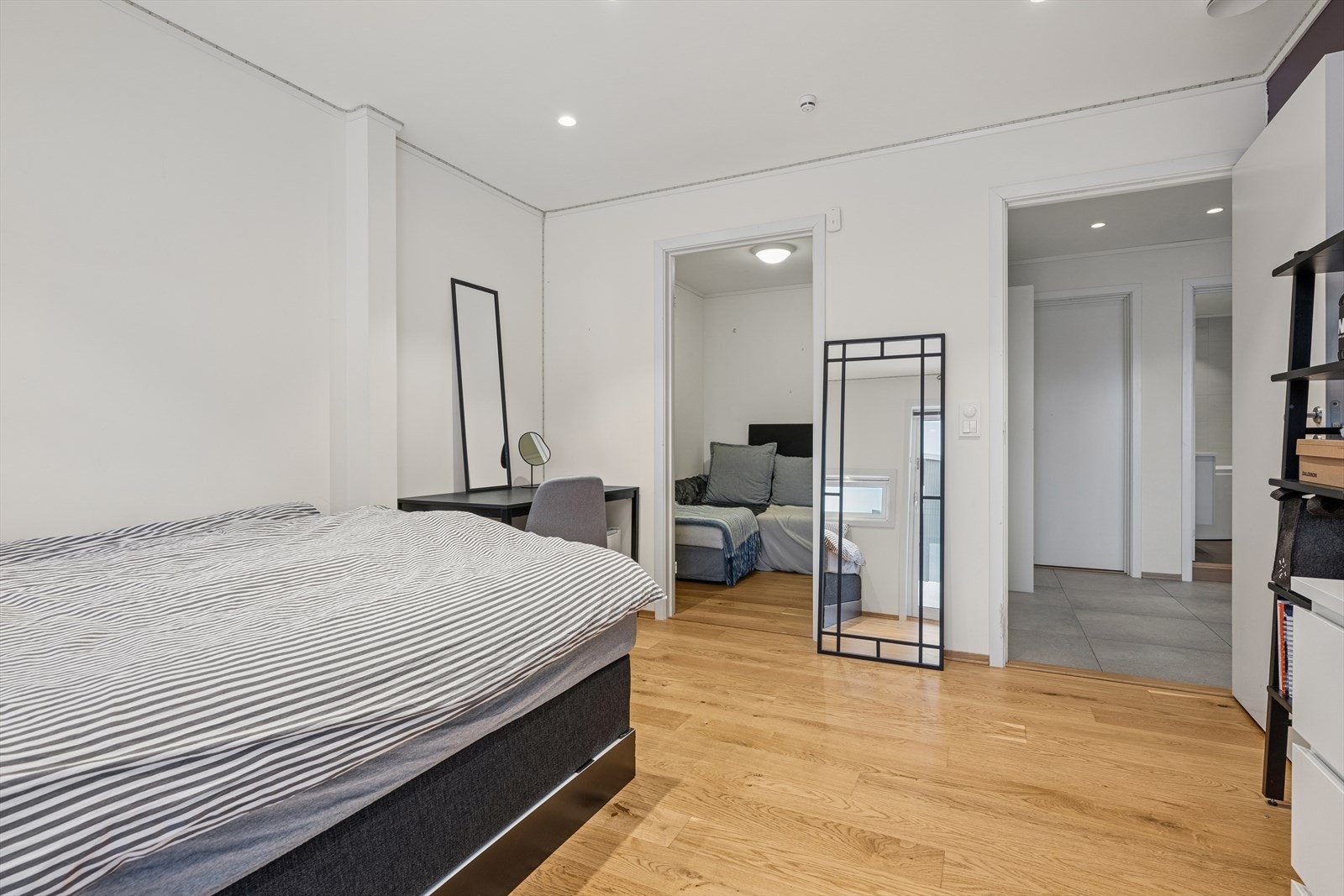 Romslig soverom med videre inngang til walk-in garderobe. Galleribilde