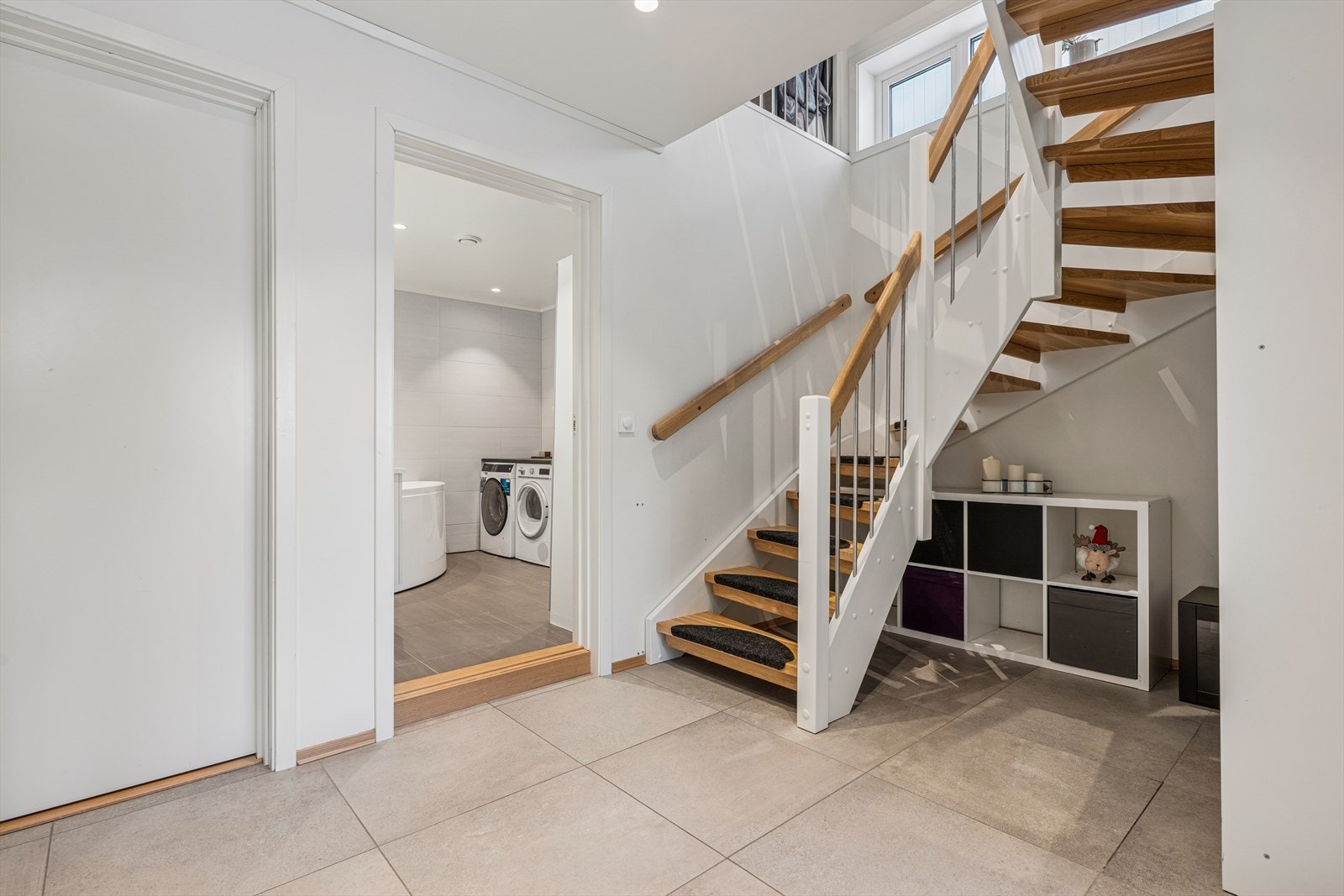 Vi beveger oss ned i kjelleren hvor vi finner bad/vaskerom, 2 soverom, walk-in garderobe og bod. Galleribilde