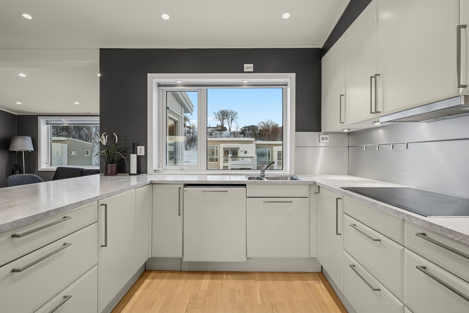 Her har en alt en måtte trenge av både skap-, skuff- og benkeplass. Galleribilde