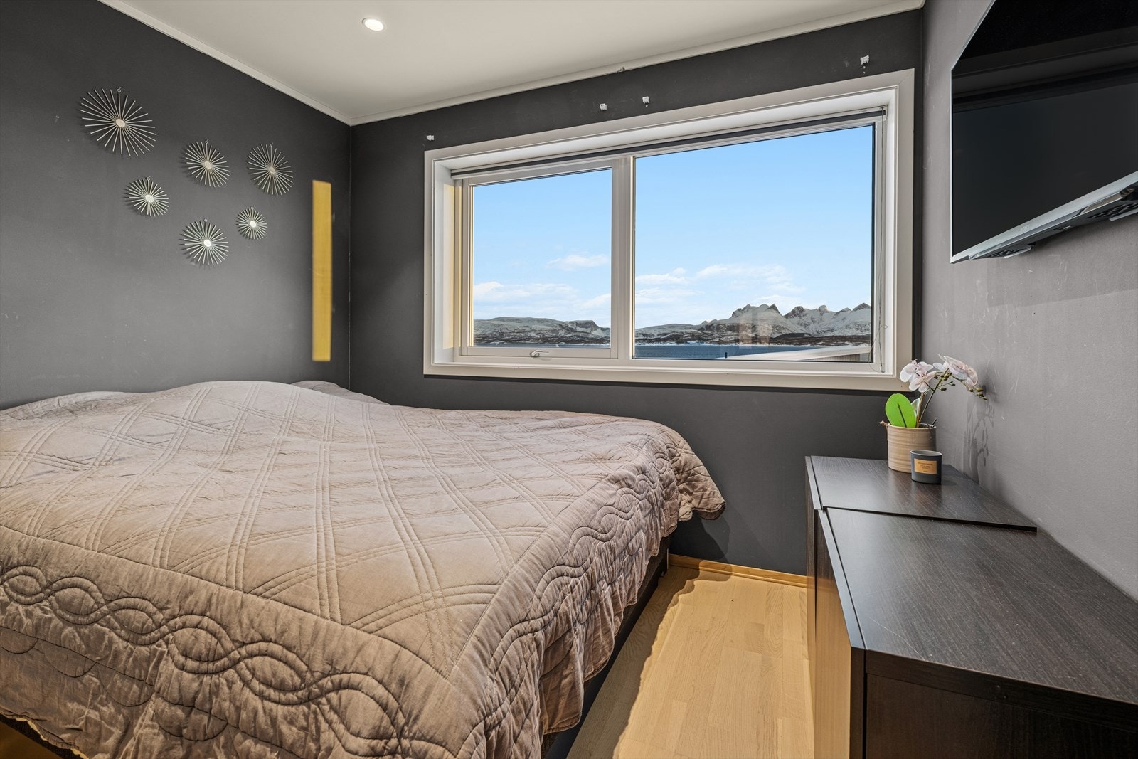 Soverommet i 2.etg byr på god plass for dobbeltseng og nattbord. Galleribilde