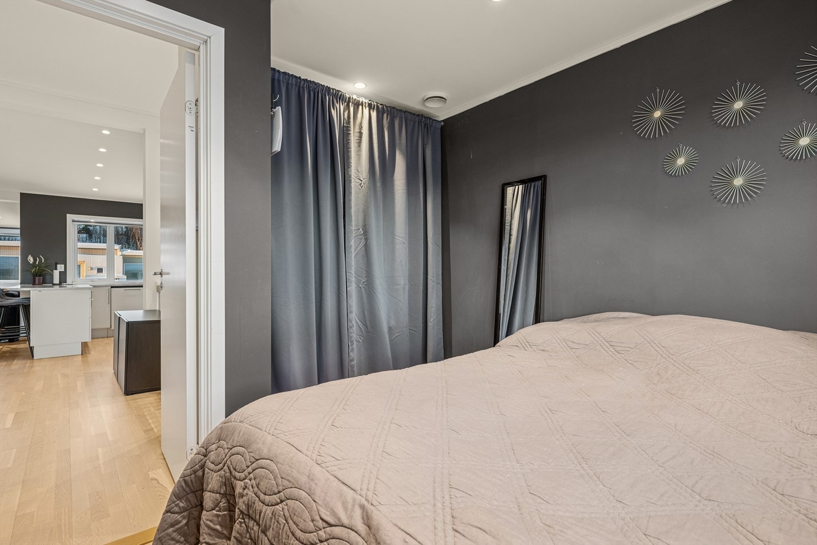 Her er også plass for garderobeløsninger i innhuk. Galleribilde