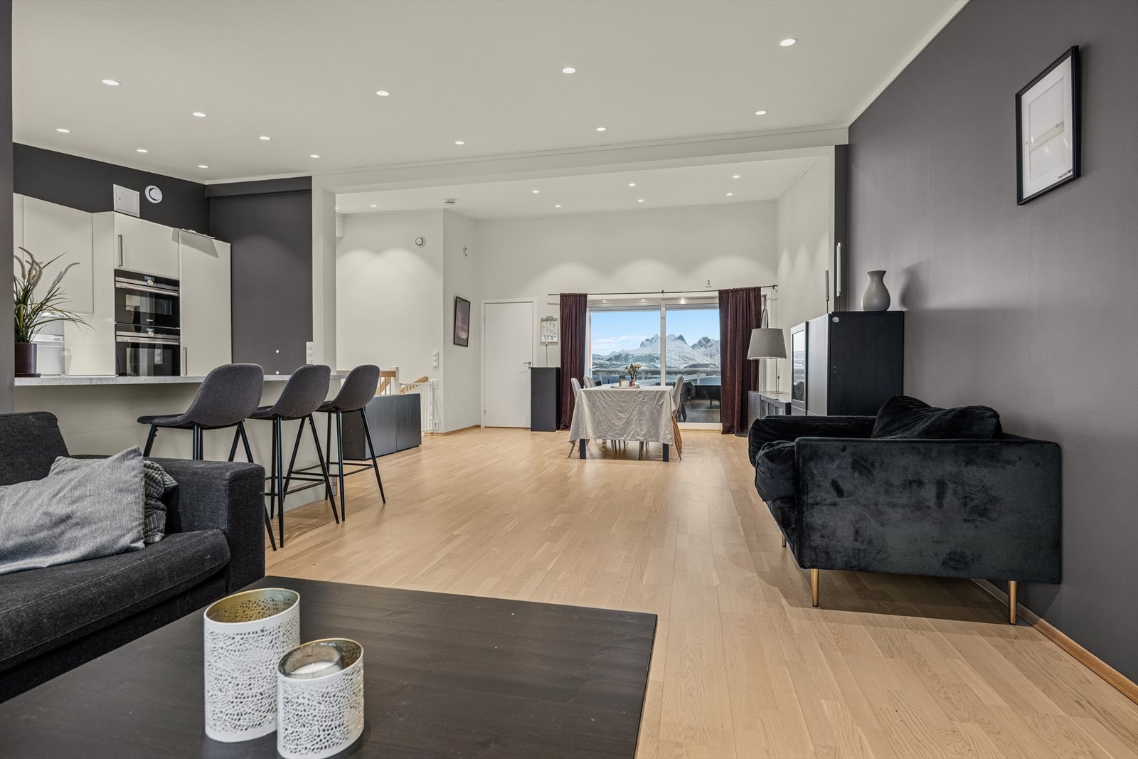 Stue/kjøkken er i en åpen og luftig løsning. Galleribilde