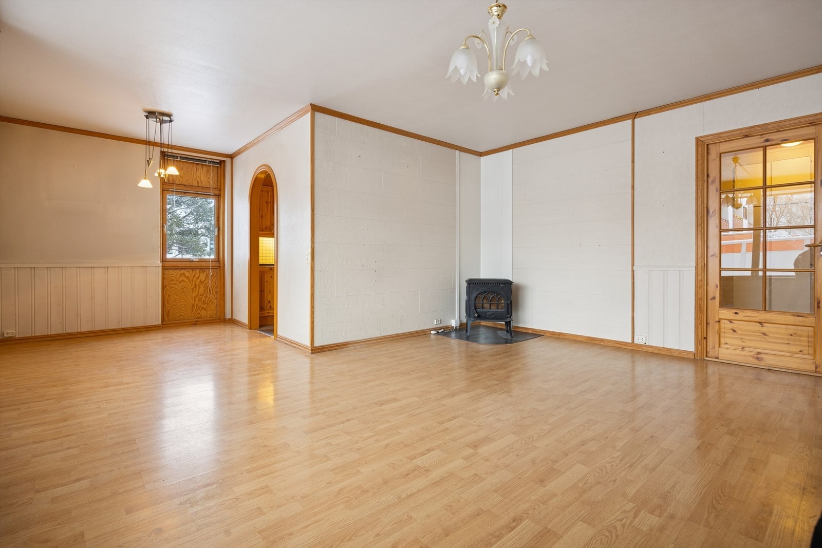 Vedovn i stuen gir en lun atmosfære og fungerer som en alternativ oppvarmingskilde. Galleribilde