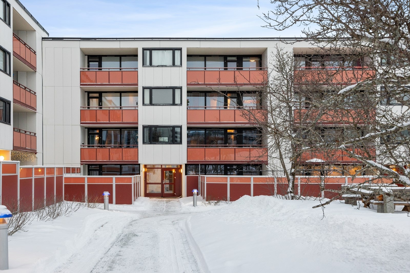 Fin beliggenhet i byggets 1. etasje med enkel adkomst. Galleribilde