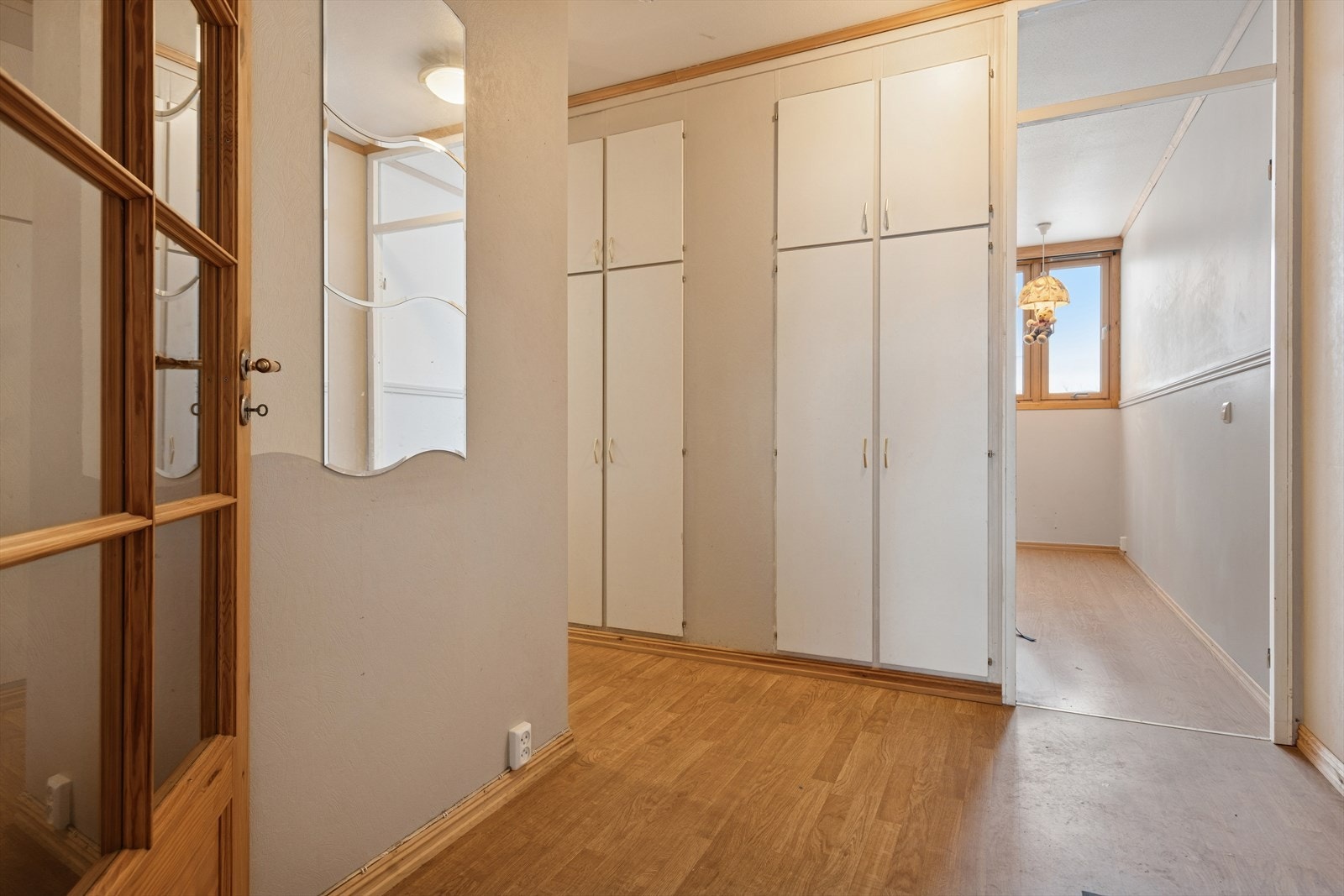 Gangen er utstyrt med flere garderobeskap som gir rikelig med oppbevaringsplass. Leiligheten har et gjennomgående behov for oppgradering og modernisering, og gir en god mulighet til å sette sitt eget preg på den. Galleribilde