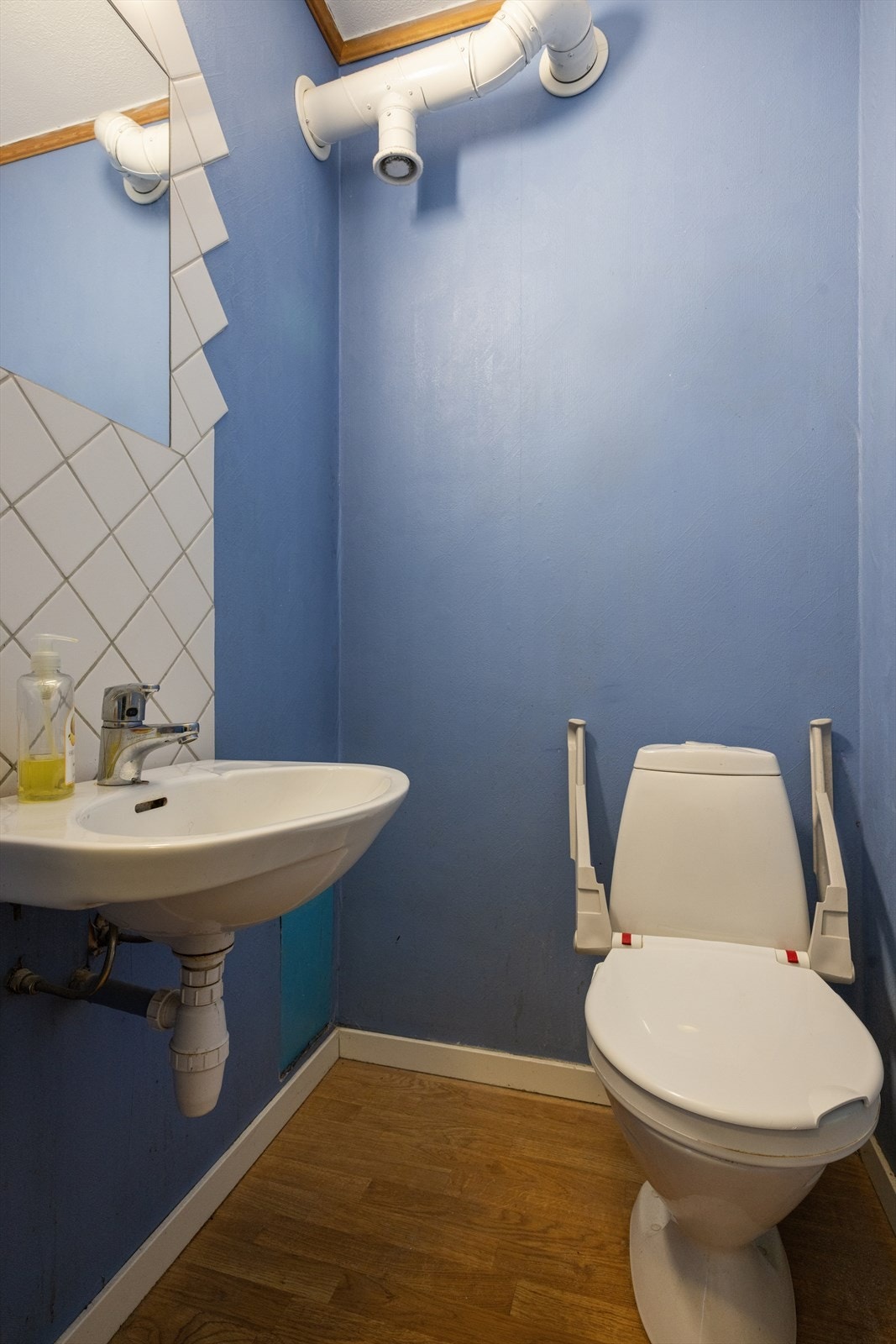 I tillegg til badet har leiligheten et separat toalettrom med servant. Galleribilde