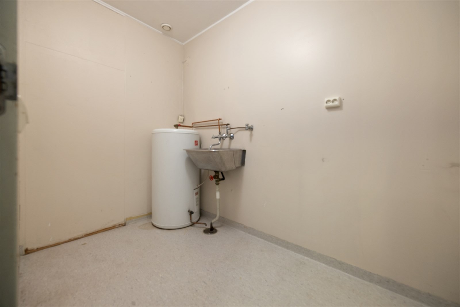 Samt praktisk vaskerom med opplegg for vaskemaskin og plassering av varmtvannsbereder. Galleribilde