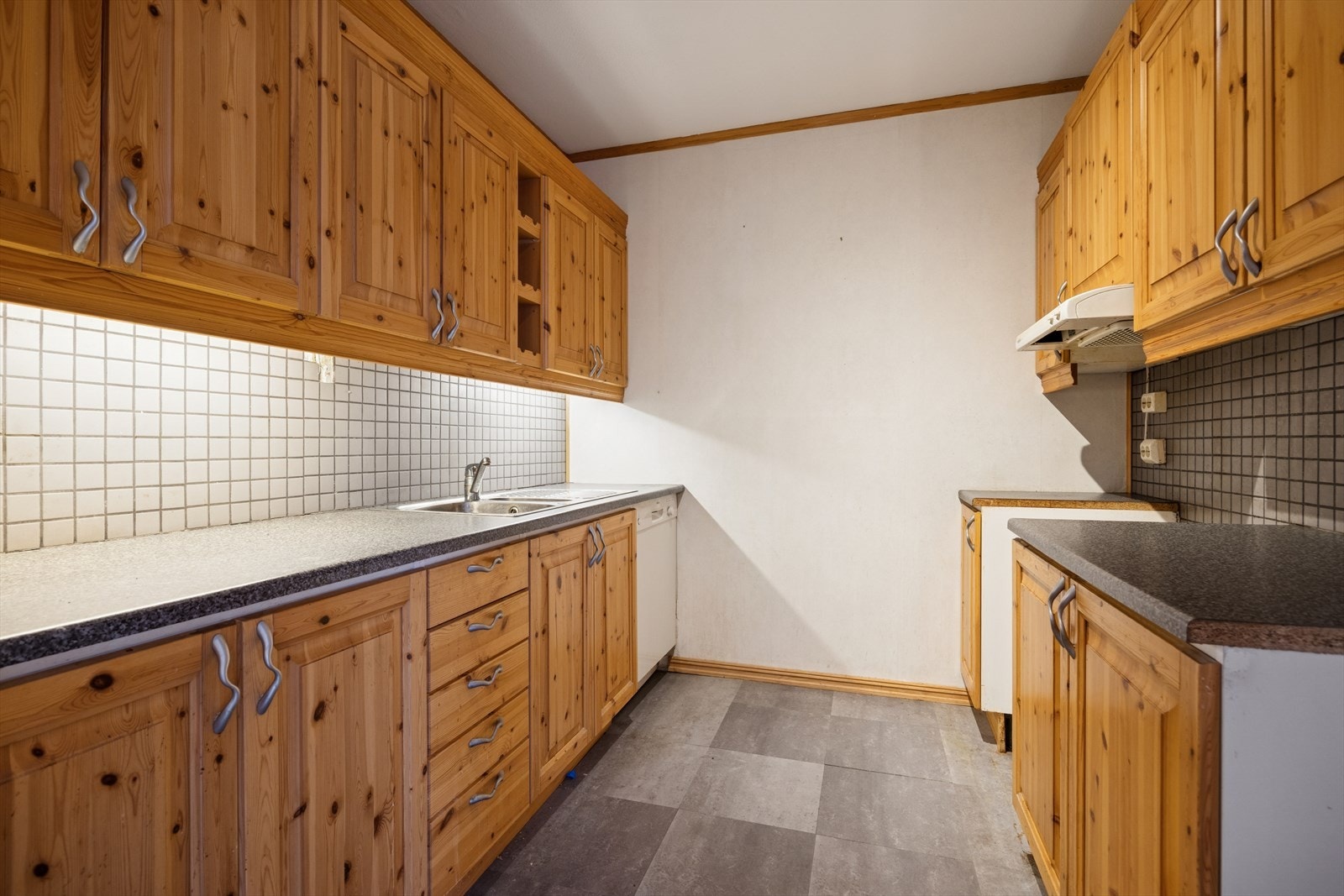 Kjøkkenet har en tradisjonell innredning med profilerte fronter og laminert benkeplate. Galleribilde