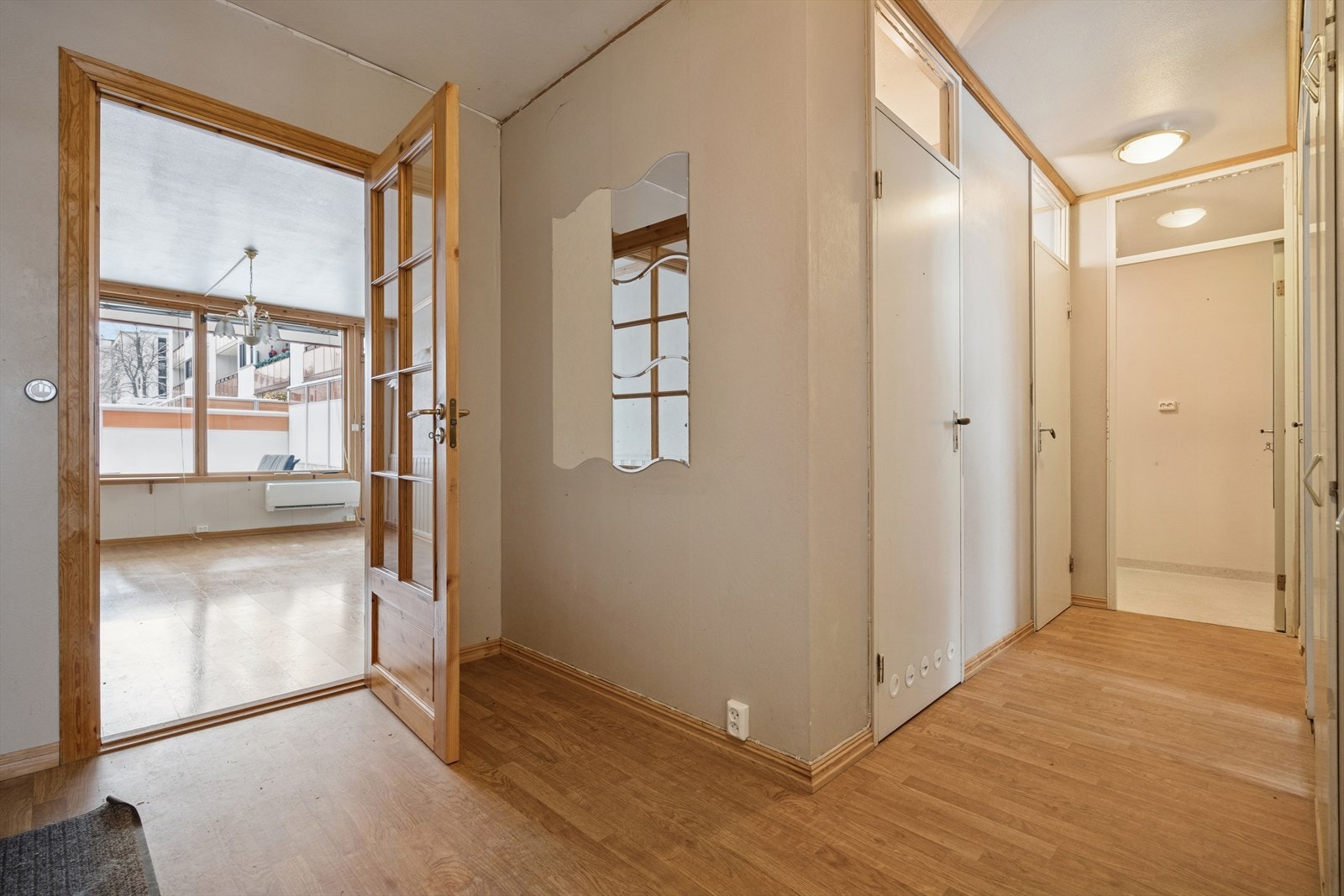 Du ønskes velkommen inn i en romslig entré som binder sammen leilighetens ulike rom. Galleribilde