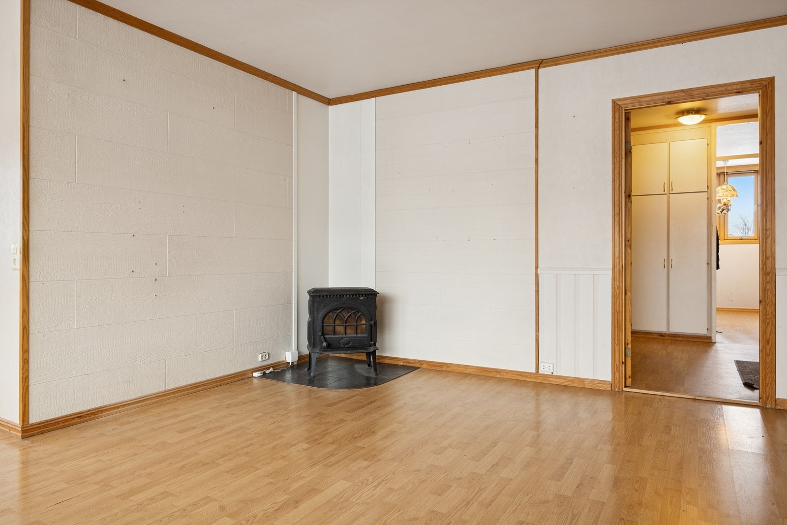 Stuen har en god utforming som gir rom for flere møbleringssoner. Galleribilde