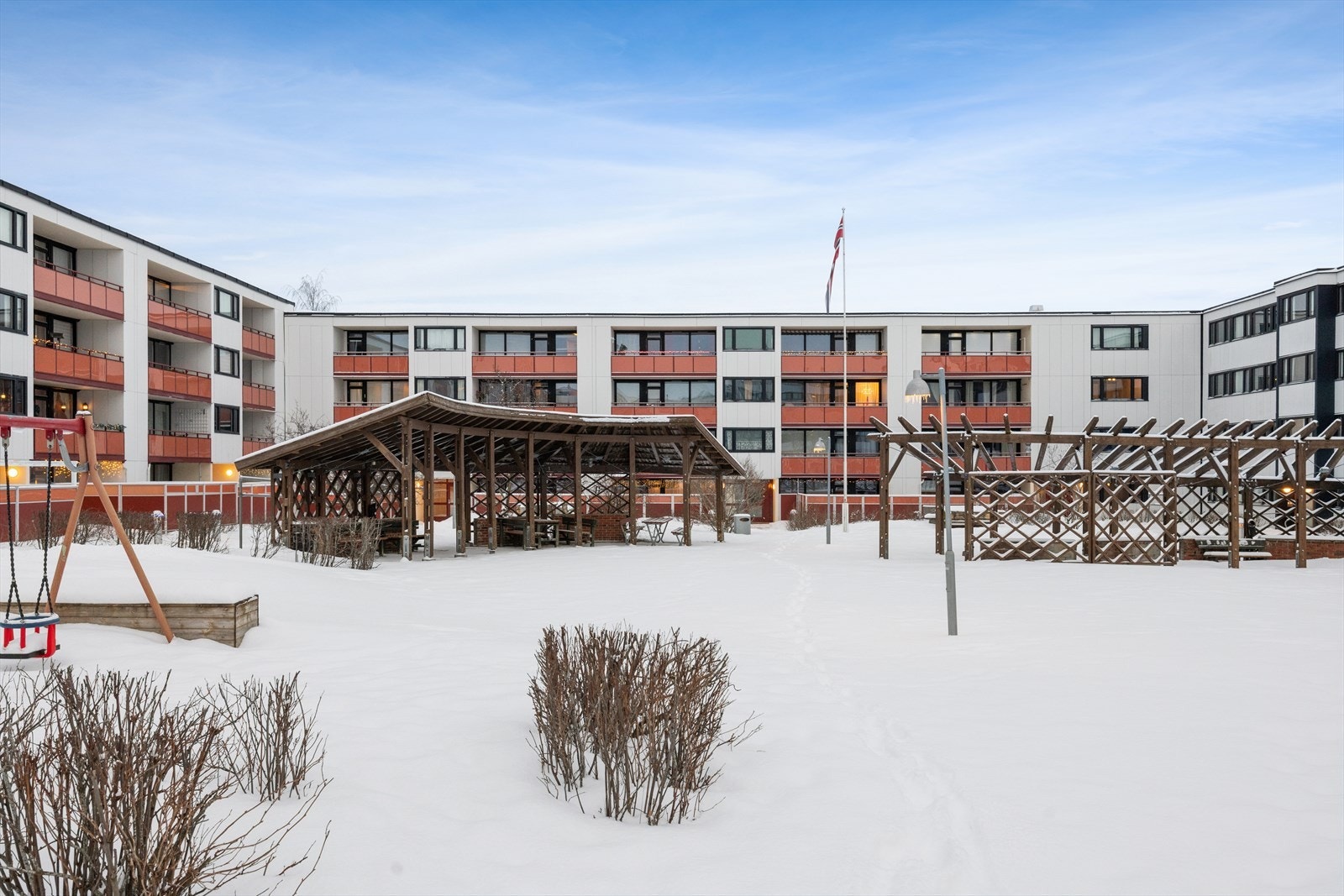 Felles uteområdene er pent opparbeidet og tilgjengelige for alle beboerne. Lekeplass. Felles paviljong. Her kan man sitte lunt, usjenert og nyte fine dager og solnedganger. Galleribilde