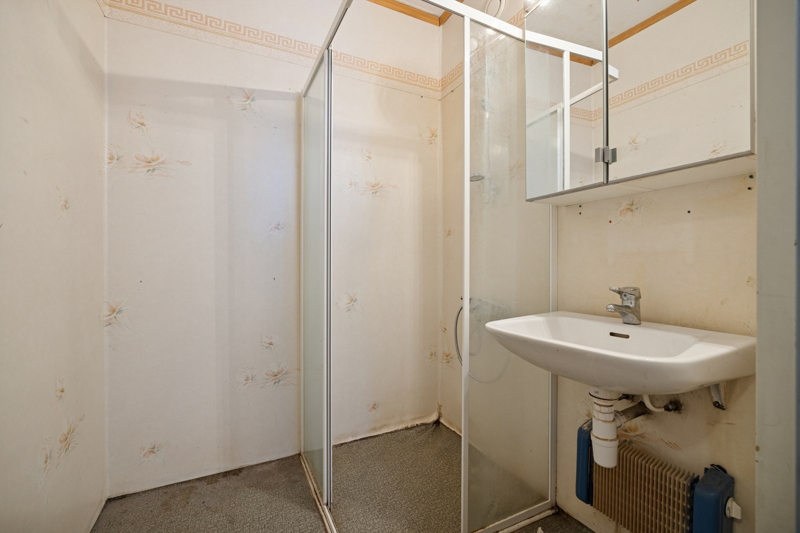 Badet er av eldre dato, med våtromsbelegg, dusjnisje med glassvegger og servant. (En oppgradering av badet er påregnelig - TG3 i rapporten). Galleribilde