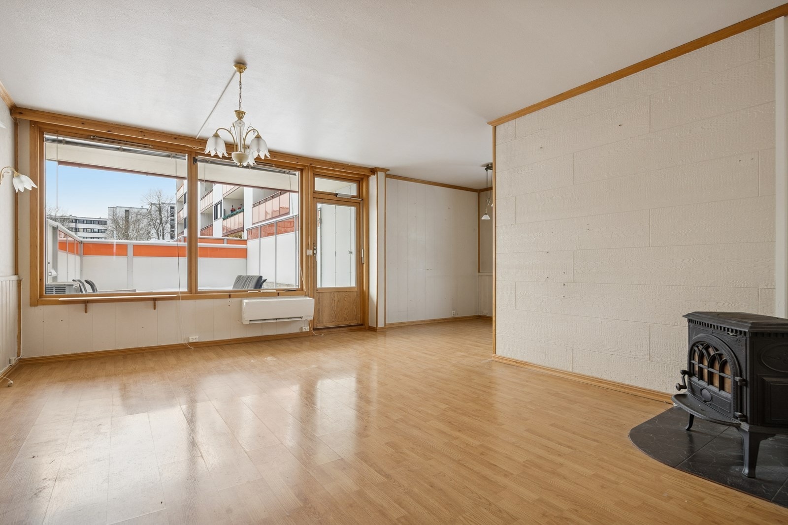 Stuen er et lyst og åpent rom med store vindusflater. Galleribilde