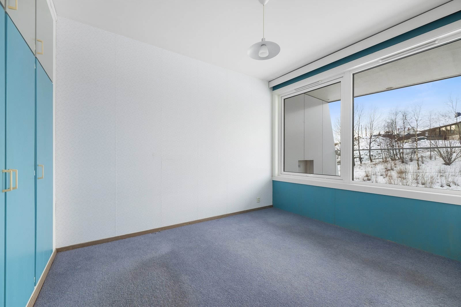 Romslig soverom med originale innebygde skap. Galleribilde