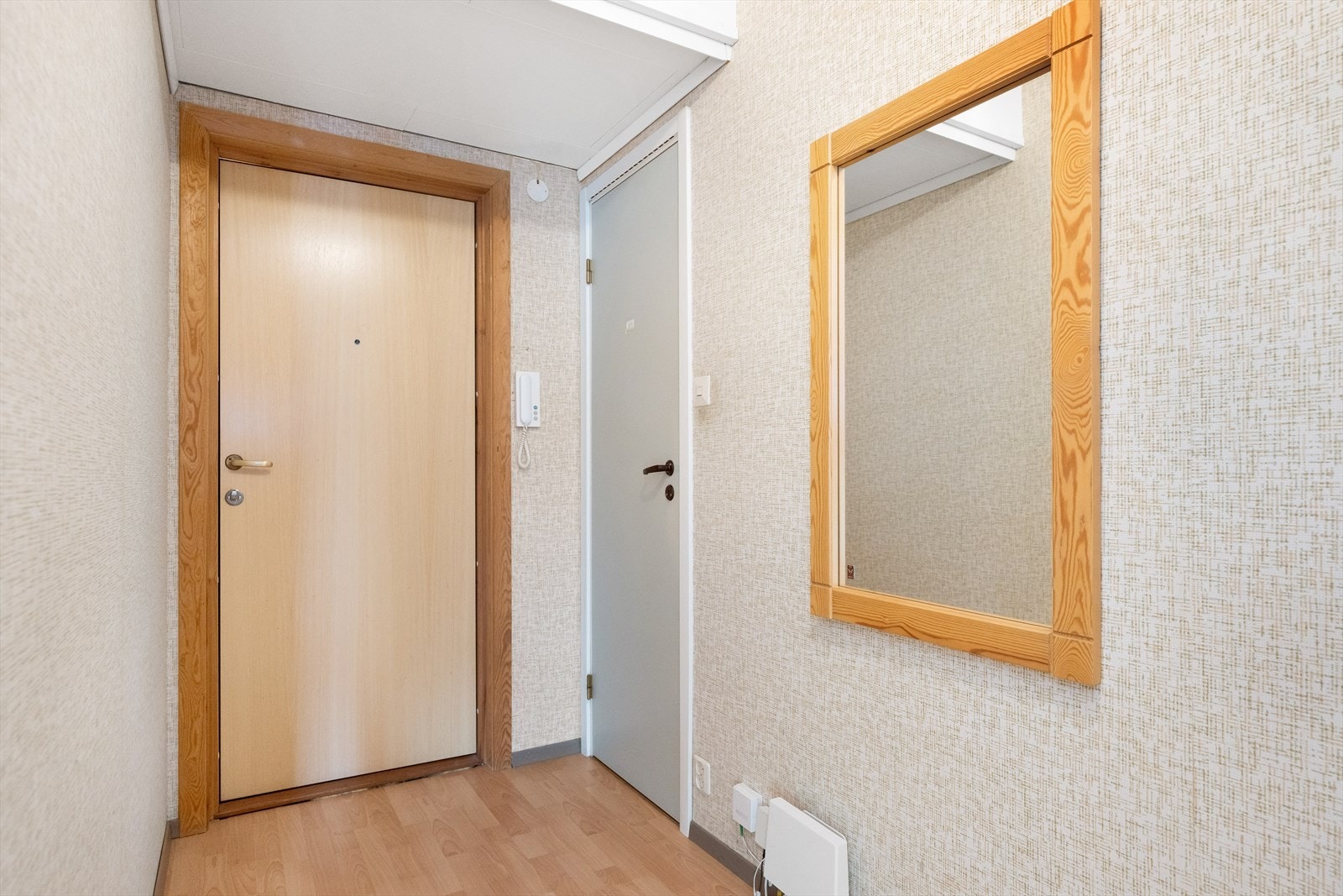 Romslig entre. Galleribilde