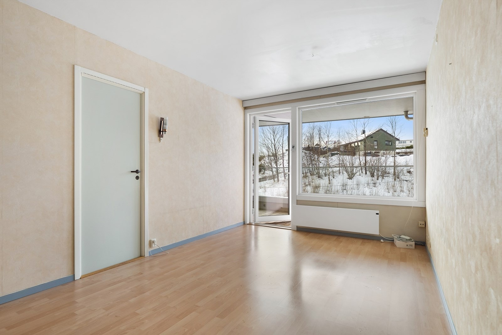 Lys og romslig stue/kjøkken som måler 24 kvm. Galleribilde