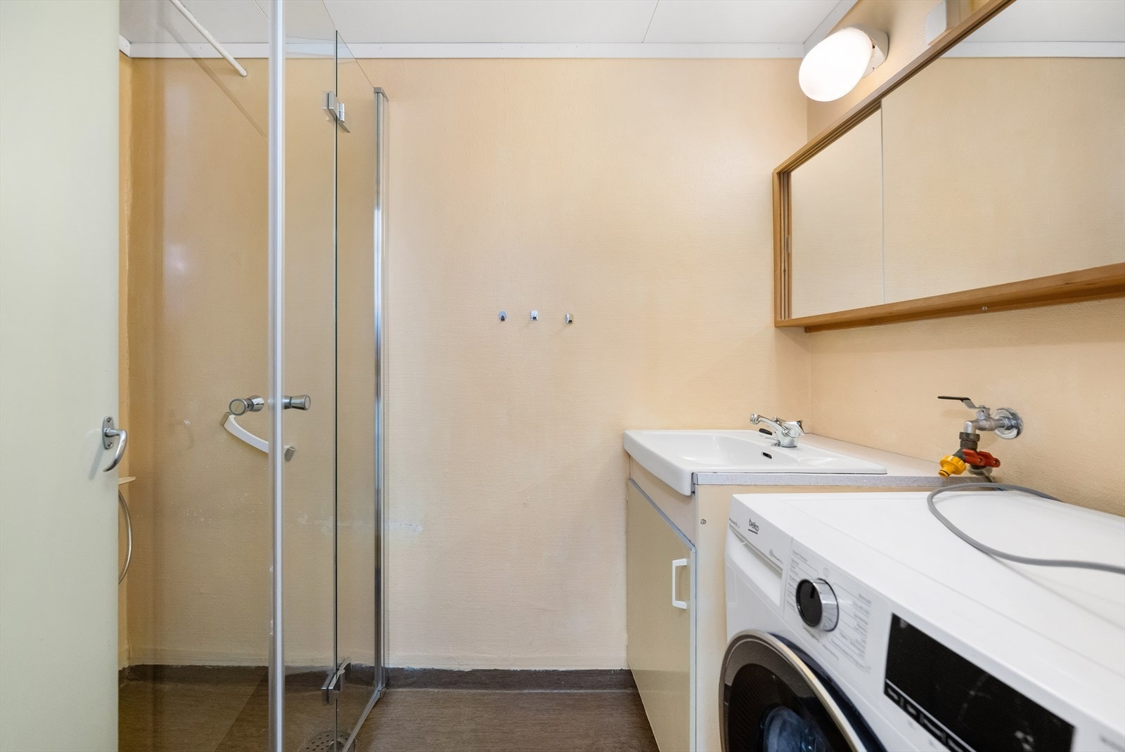 Eldre bad med nyere dusjdører. Rørfornying i borettslaget i 2020-22. De dekker kostnader til utskifting av sluk. Galleribilde